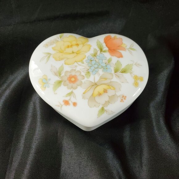 VTG TAKAHASHI Heart Shape Floral Porcelain Trinket/Jewelry Box Made In Japan - Picture 10 of 10